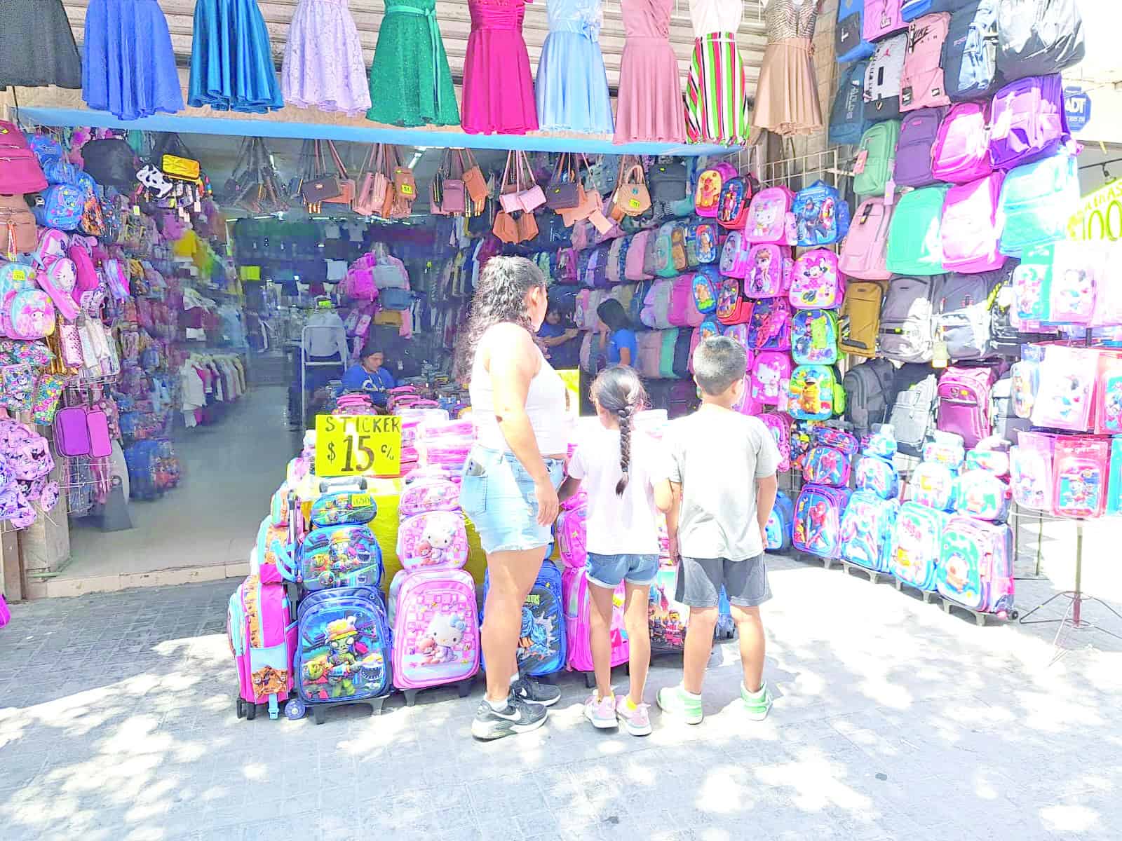 Caótico día en las calles en busca de útiles escolares
