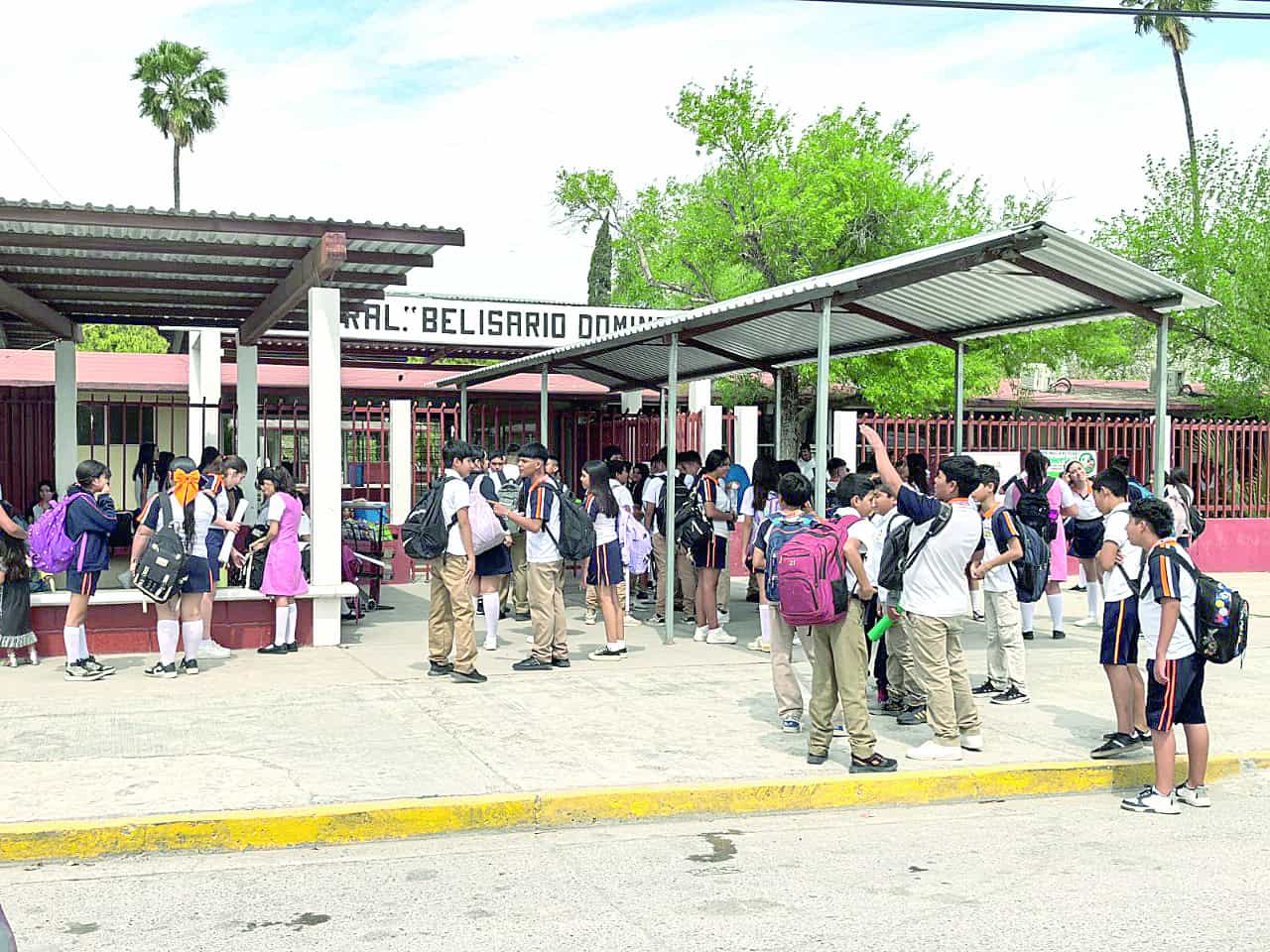 Caos vial frente a las escuelas
