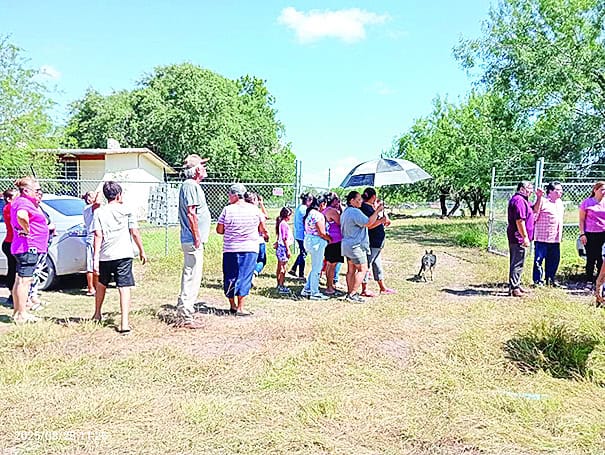 Buscan padres correr a directora