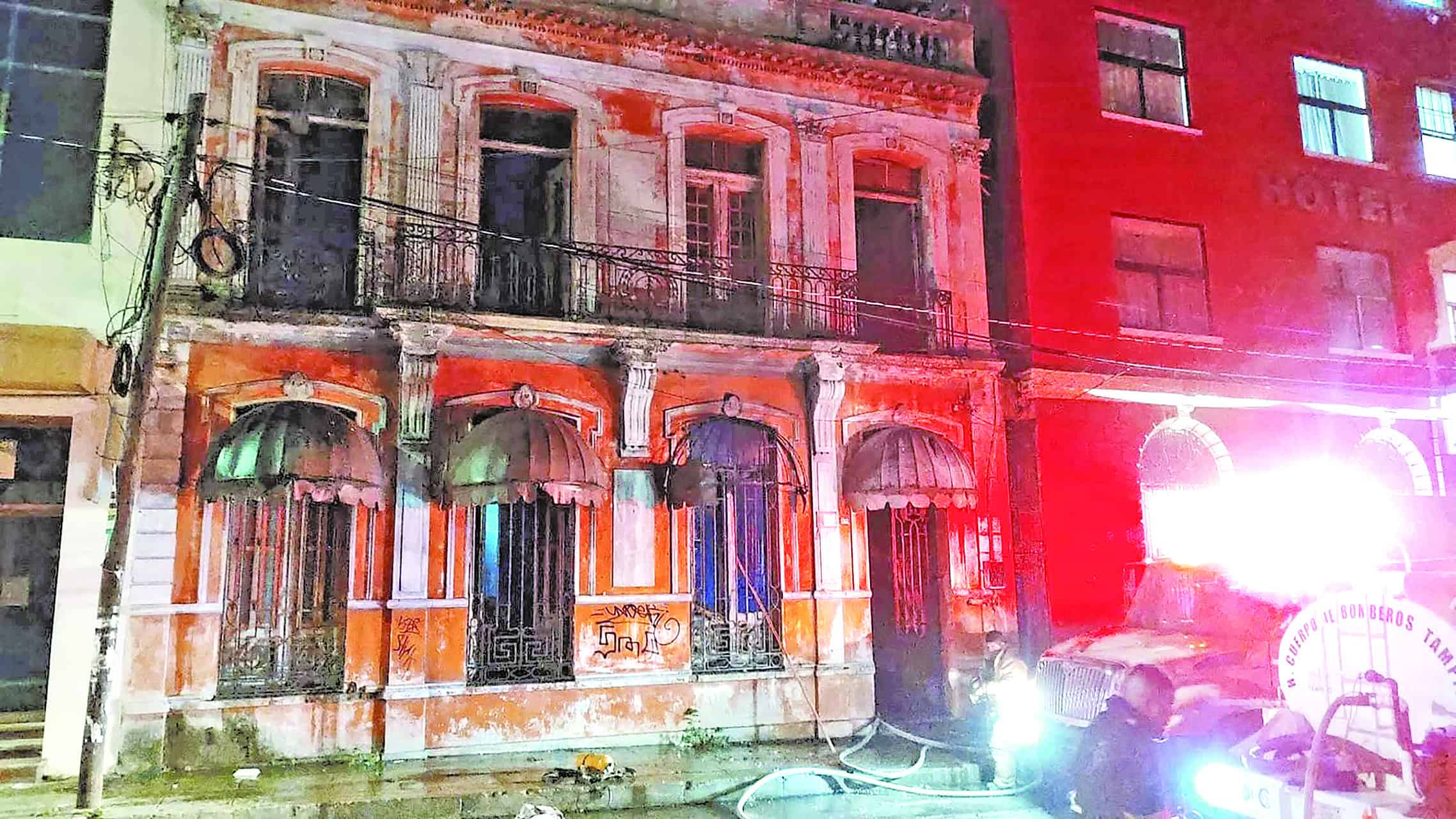 Incendio consume un edificio en el sur