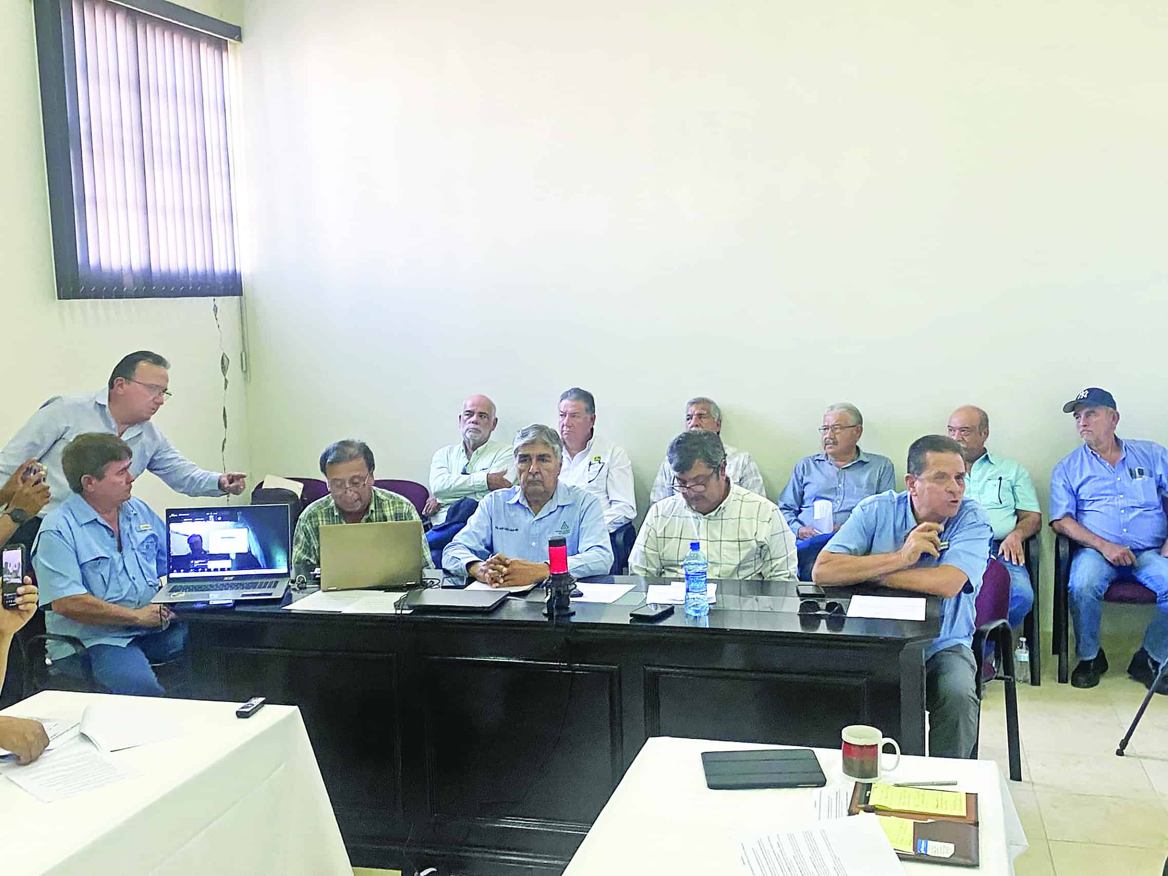 Mantienen productores exigencia de reunirse con Américo Villarreal