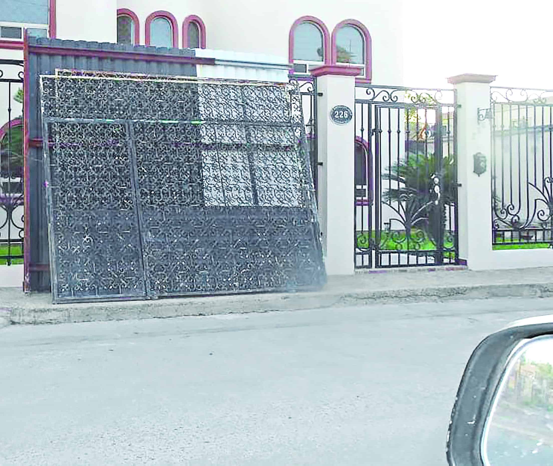Temen accidente por portón suelto