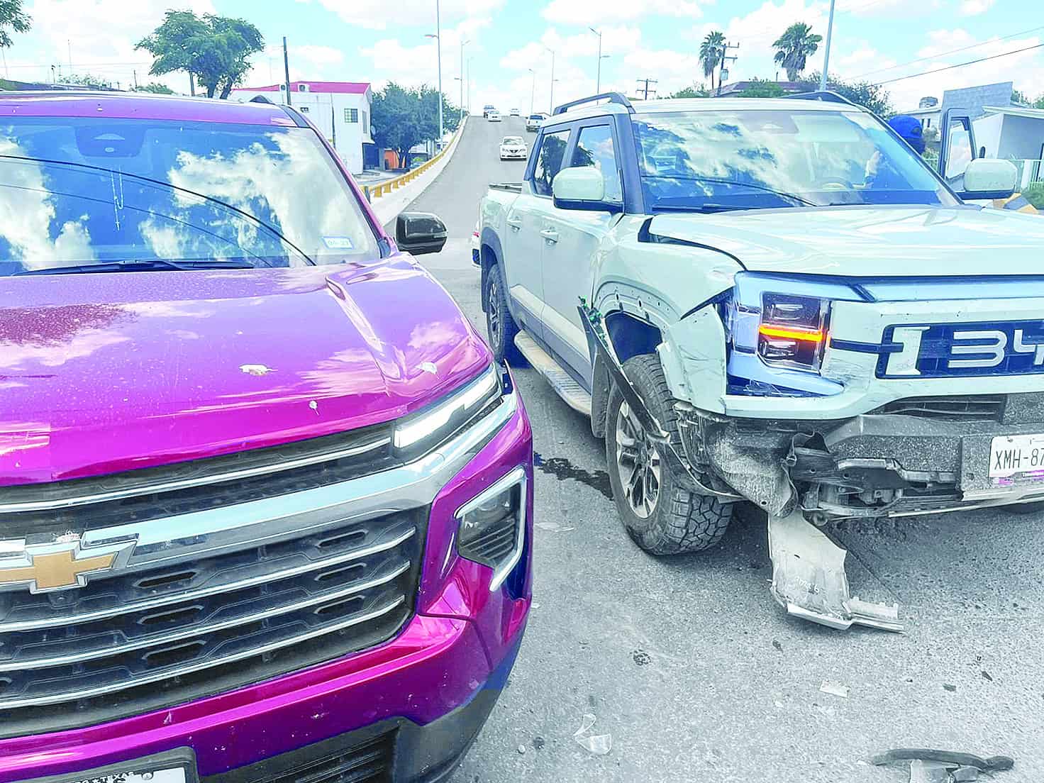 Choca conductora camioneta eléctrica