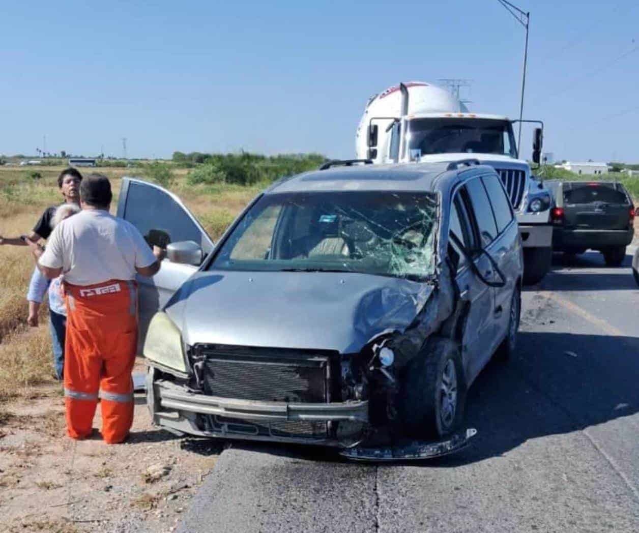 Dormita ebrio conductor, invade carril y colisiona