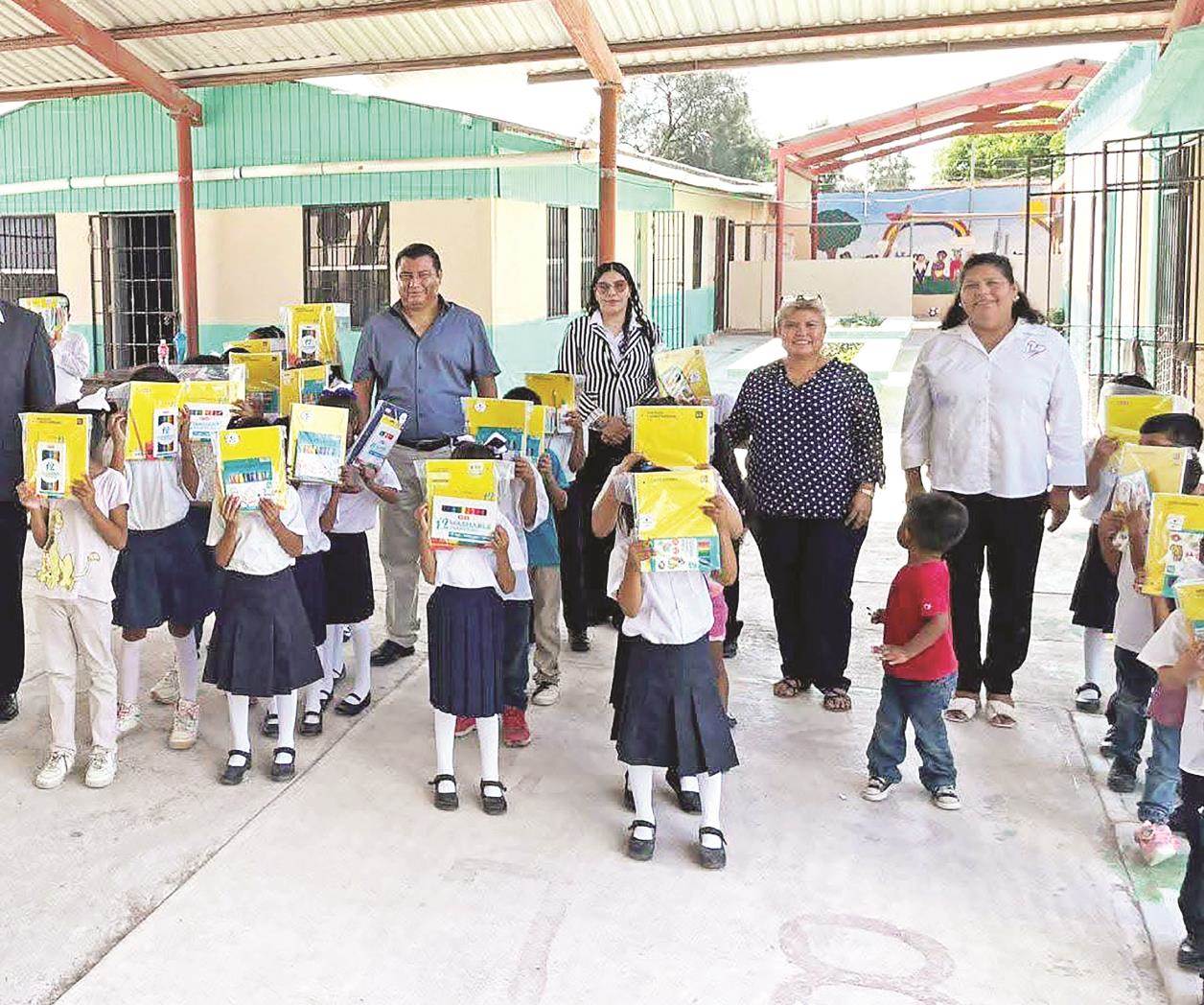 Sigue la entrega de útiles escolares