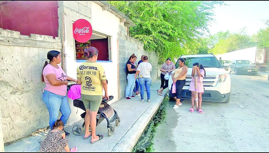 Protestan familias; piden reinstalar a la profesora