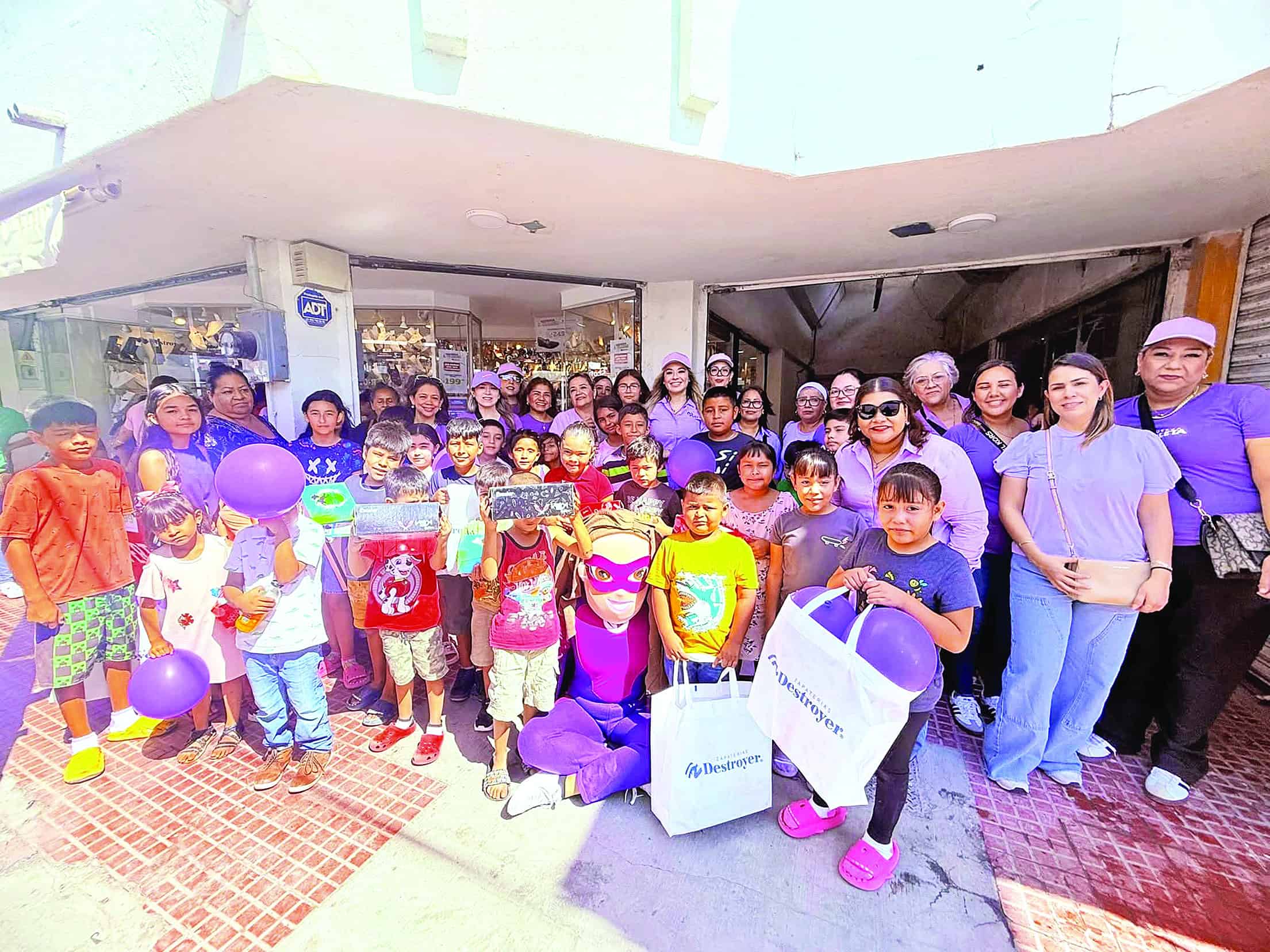 Asociación civil entrega calzado escolar a familias