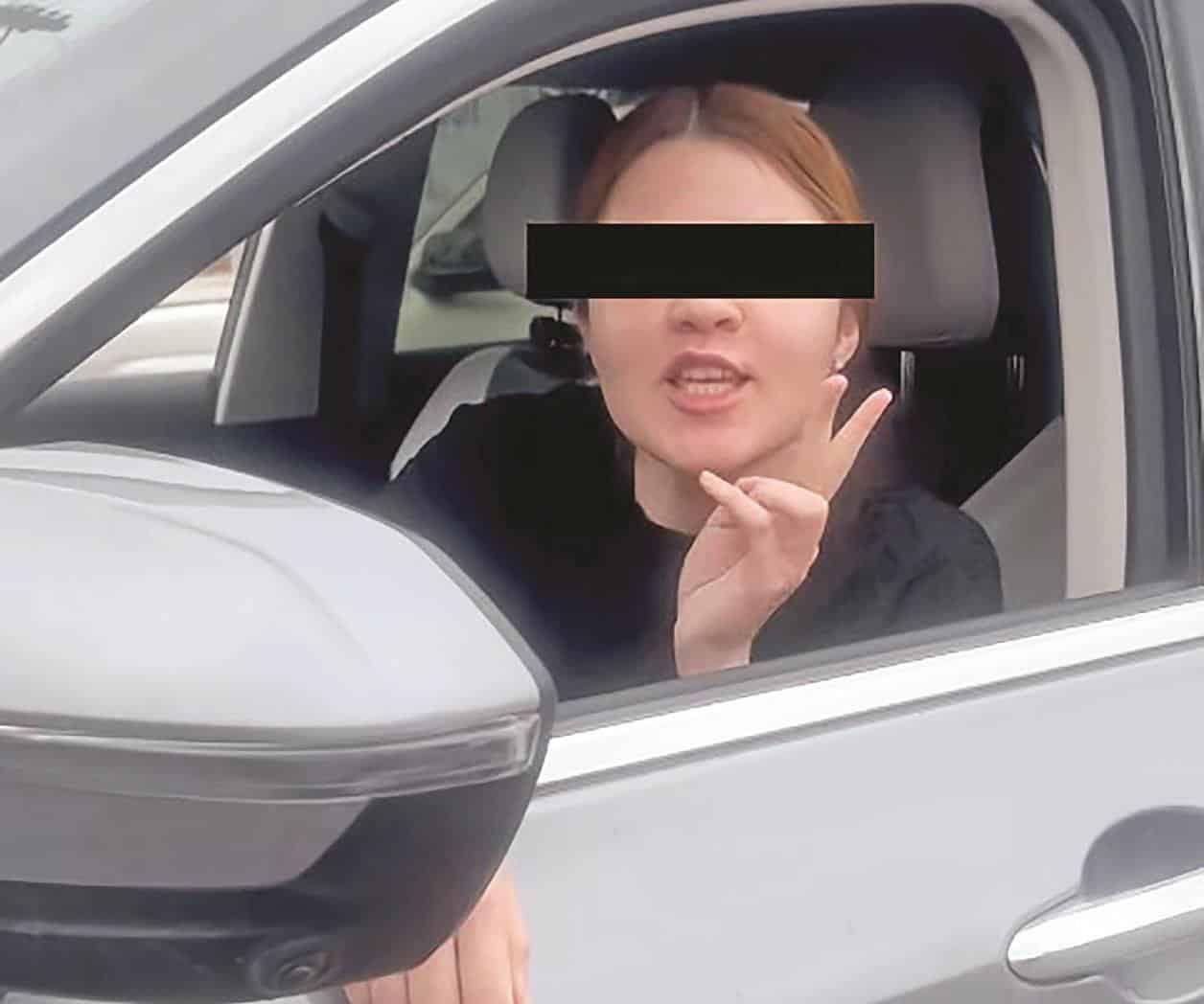Avienta huevos a una camioneta