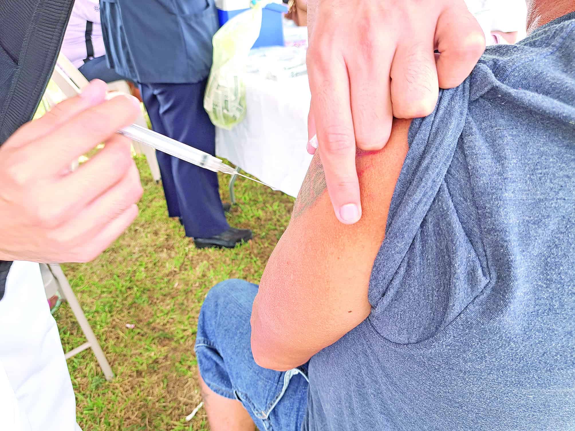 Aplican 20 mil vacunas a niños, adultos y adolescentes