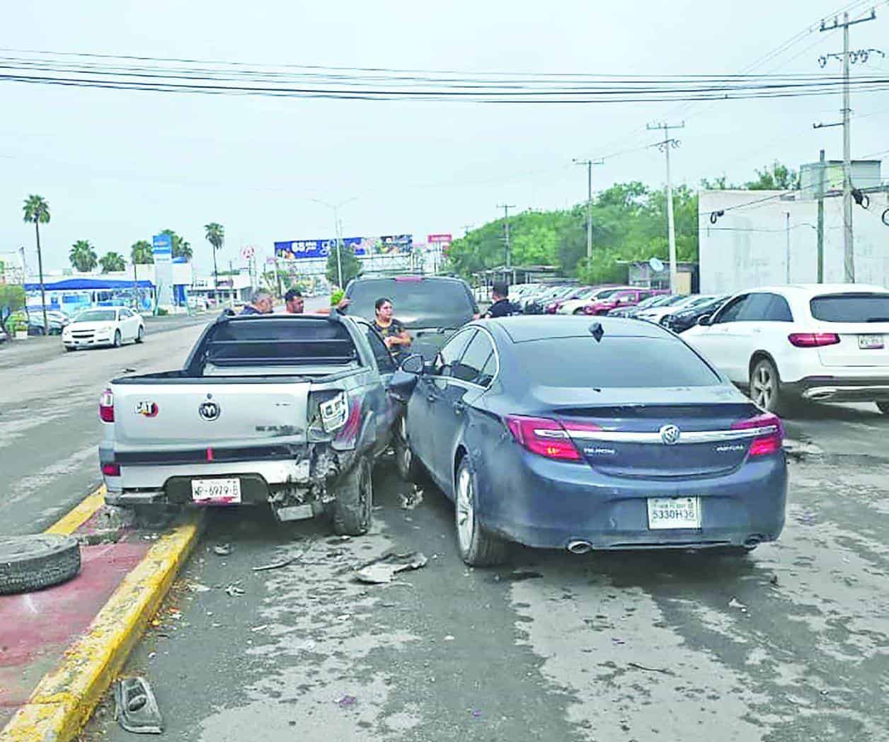 Abandona carro luego de choque