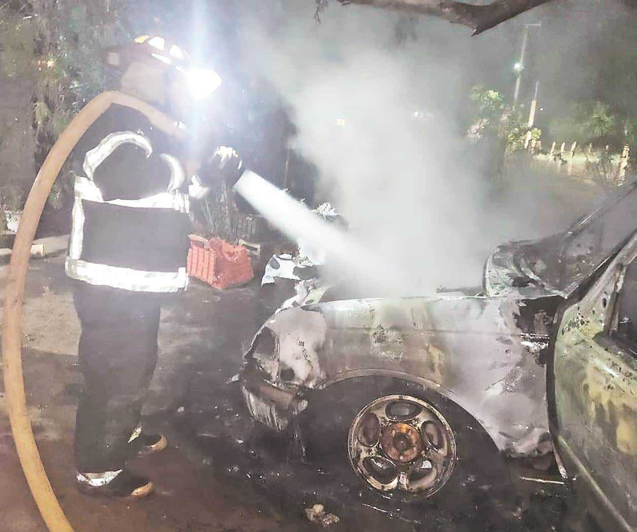 Se incendia camioneta en la madrugada