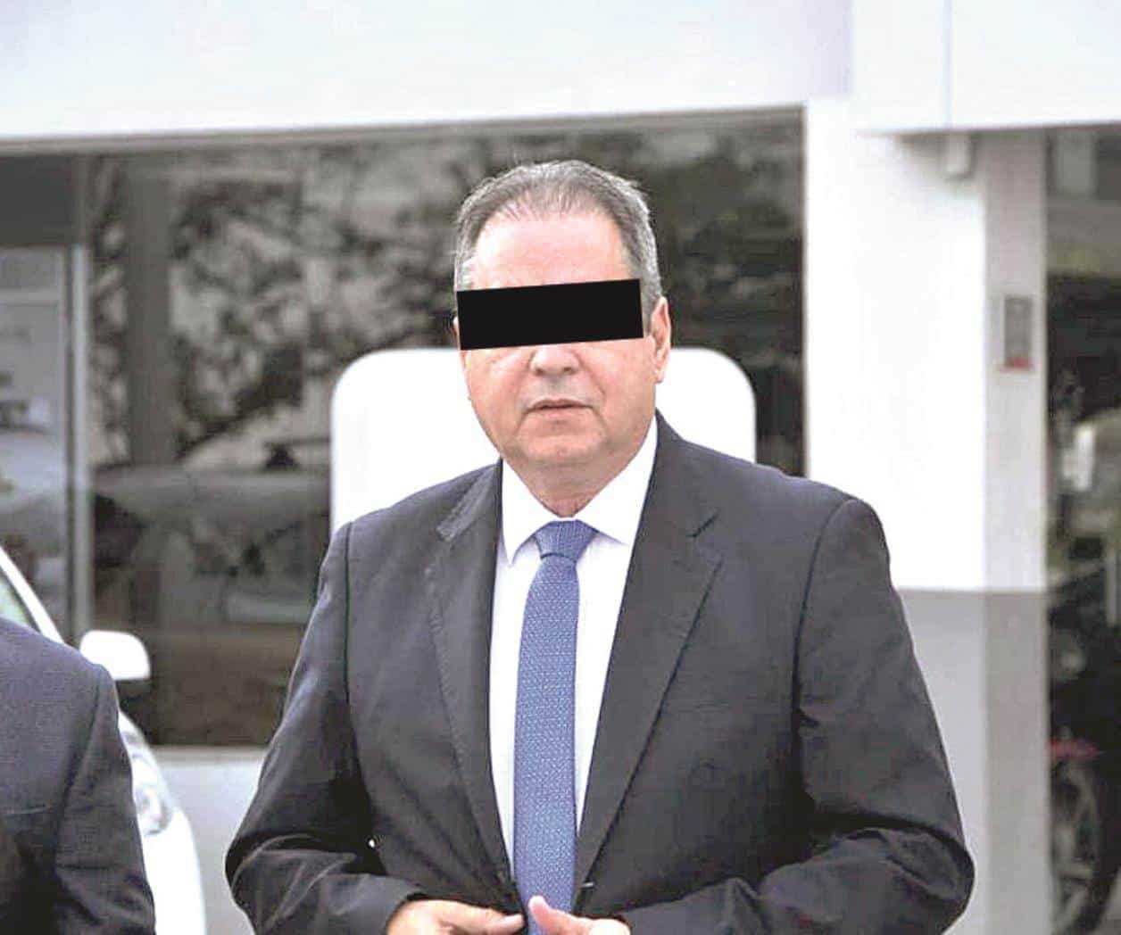 Dan 19 años a exsecretario