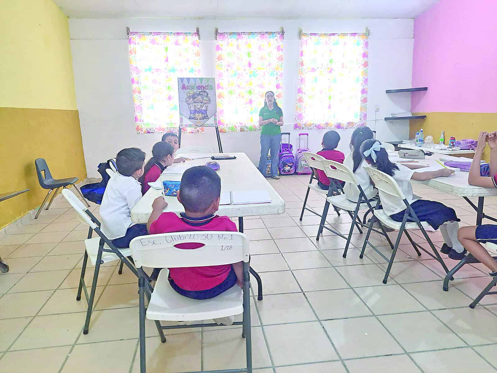 Alumnos estudian sin mobiliario adecuado