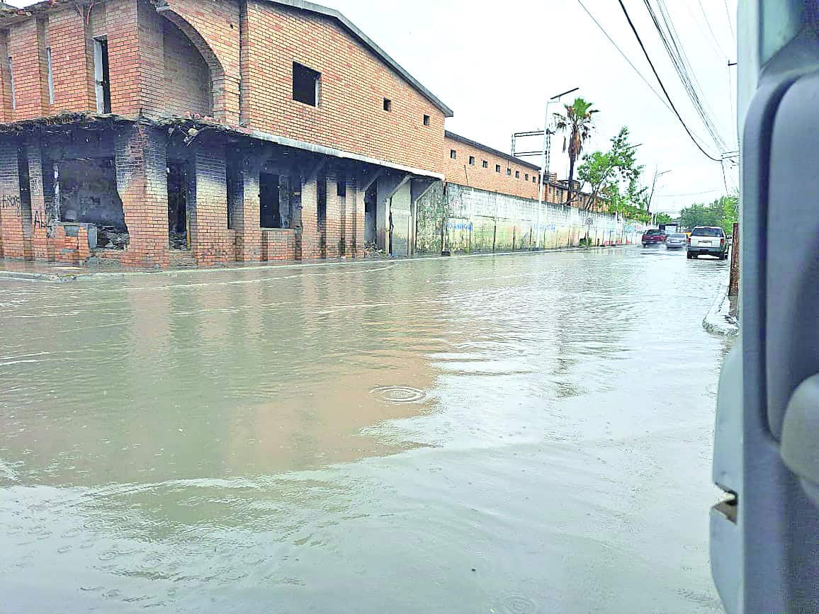 Colapsa la tormenta calles de la ciudad