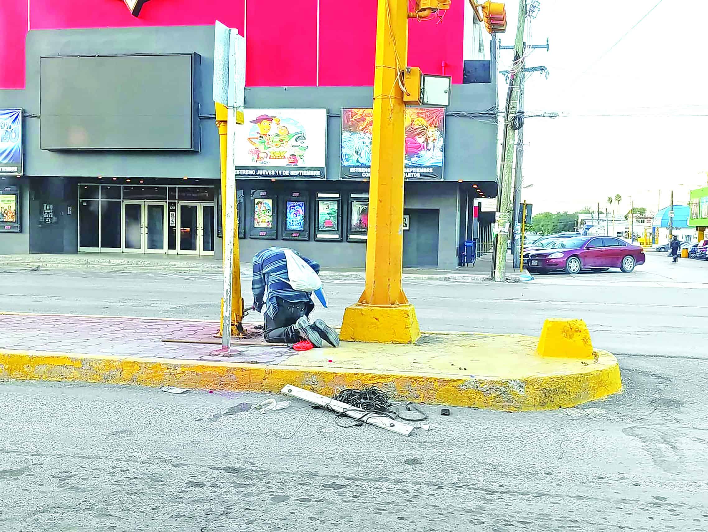 Sorprenden a hombre saboteando semáforo
