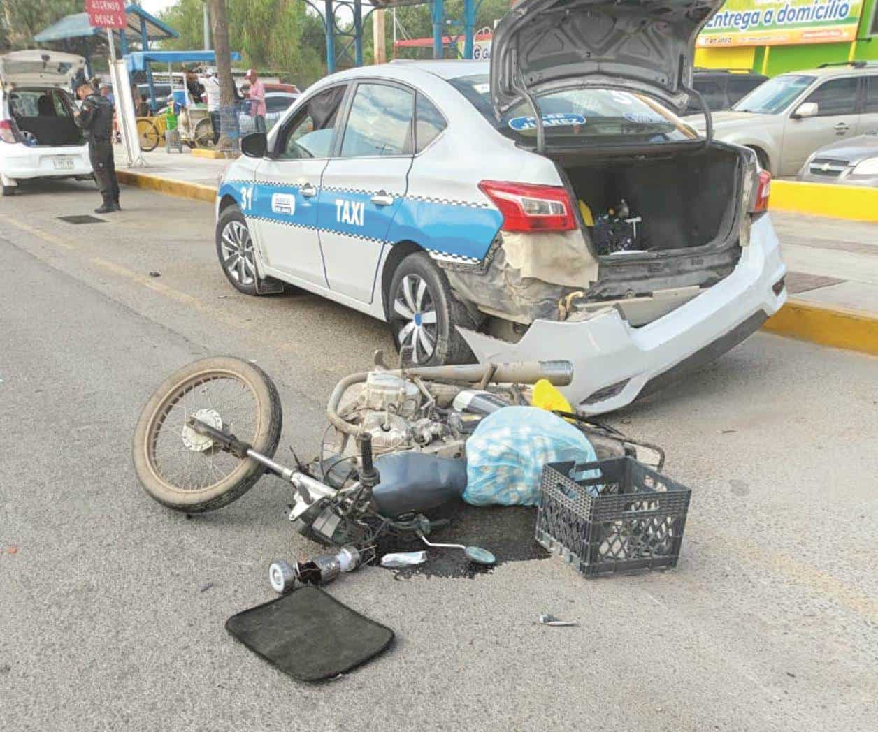 Embiste a motociclista y lo proyecta contra taxi