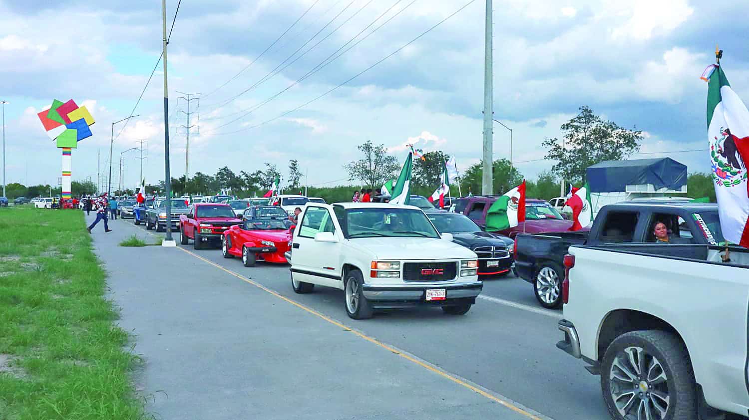 Celebran la Independencia con rodada automovilística