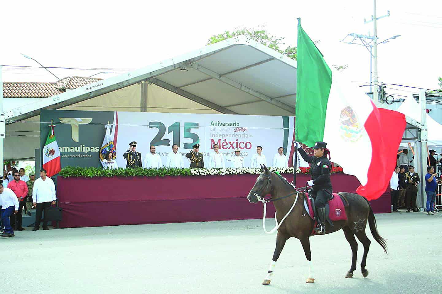 Encabeza Américo desfile cívico-militar