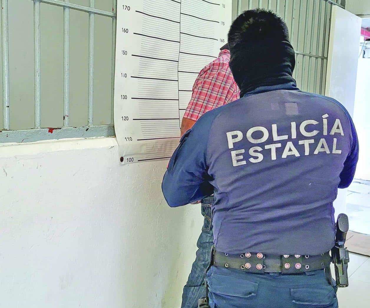 Insulta al calor del vino a sus vecinos y policías