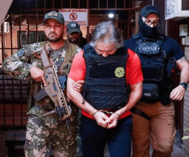 Esposado trasladan de Paraguay a México a Hernán Bermúdez