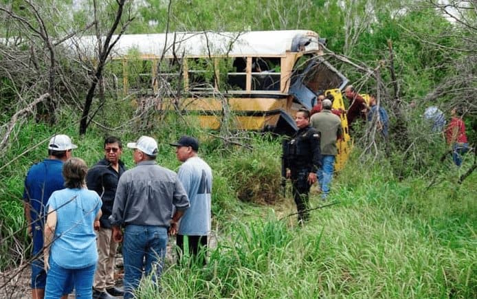 Tráiler embiste transporte escolar de Díaz Ordaz