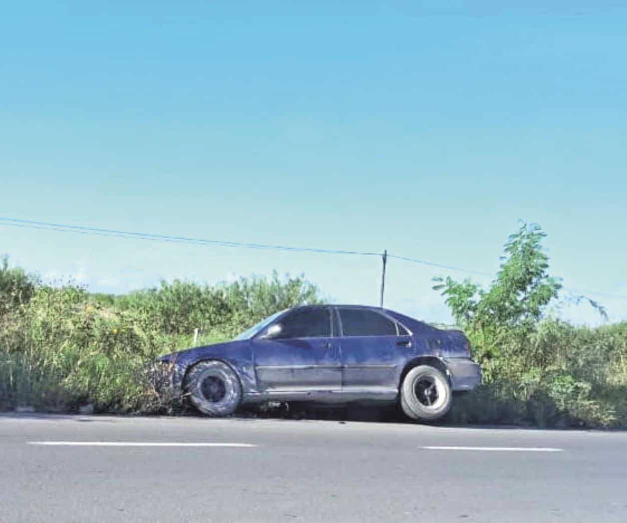 Conductor abandona su vehículo entre la maleza