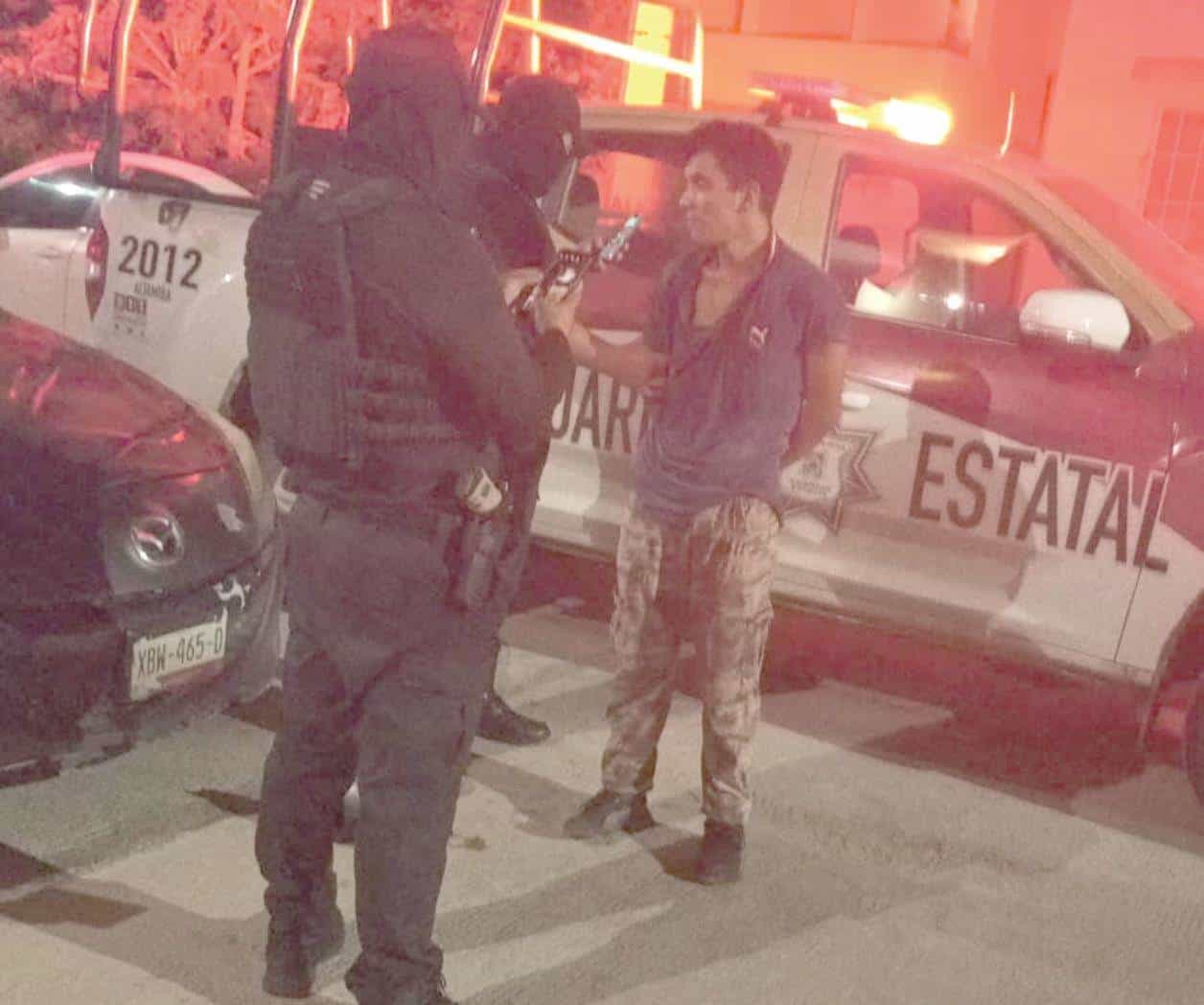 Dos hombres golpean brutalmente a mujer
