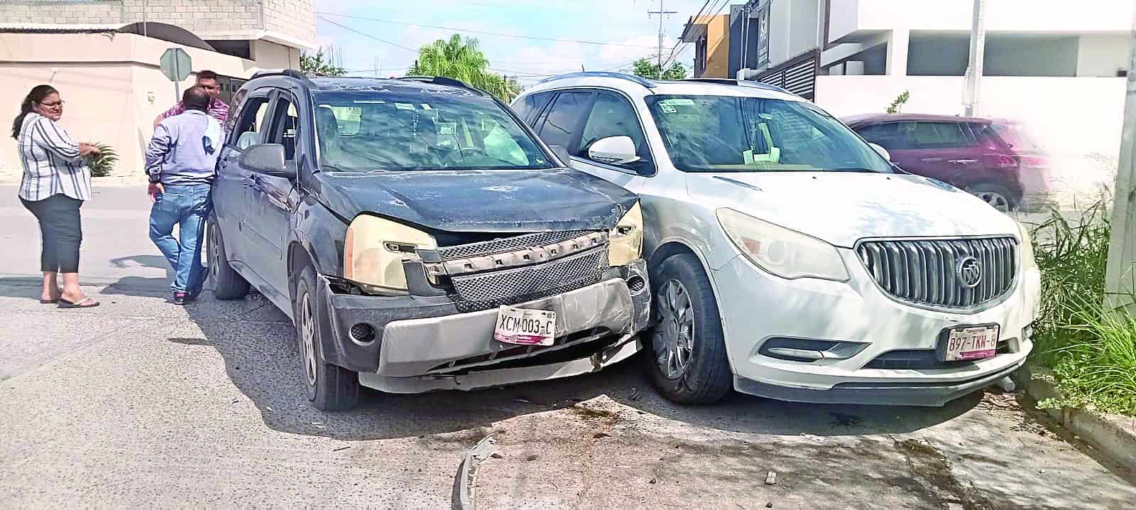 No respeta la señal de alto y choca a vehículo