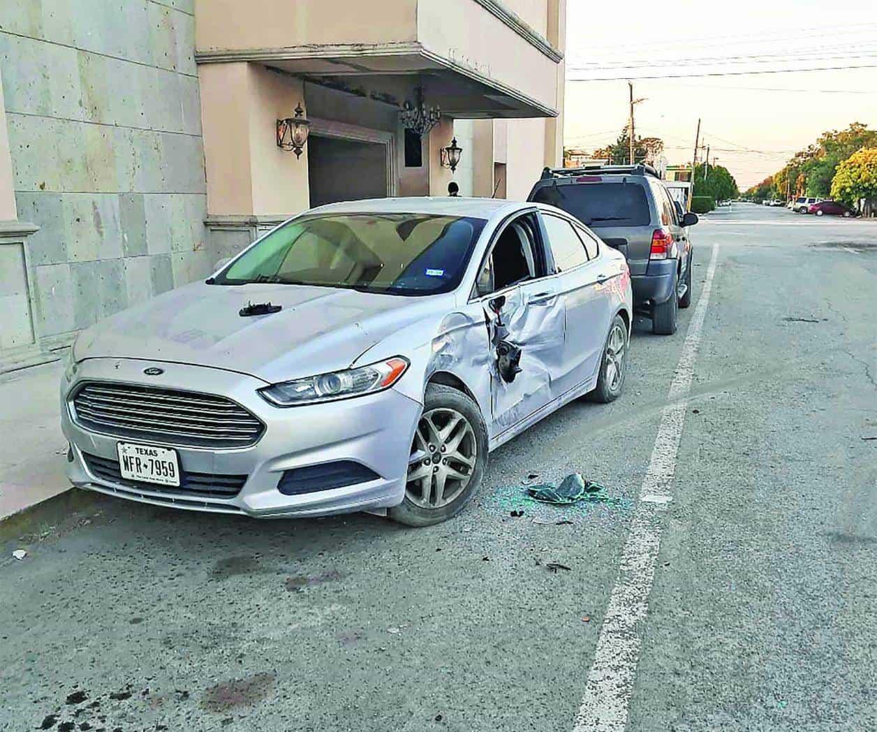 Estrella infractor vehículo contra coche aparcado
