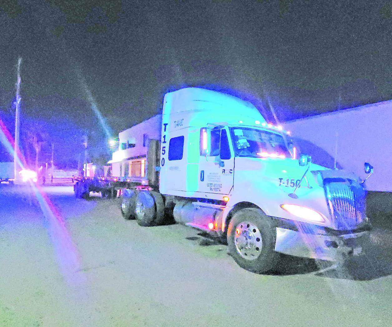 Embiste tráiler a patrulla y deja heridos a agentes