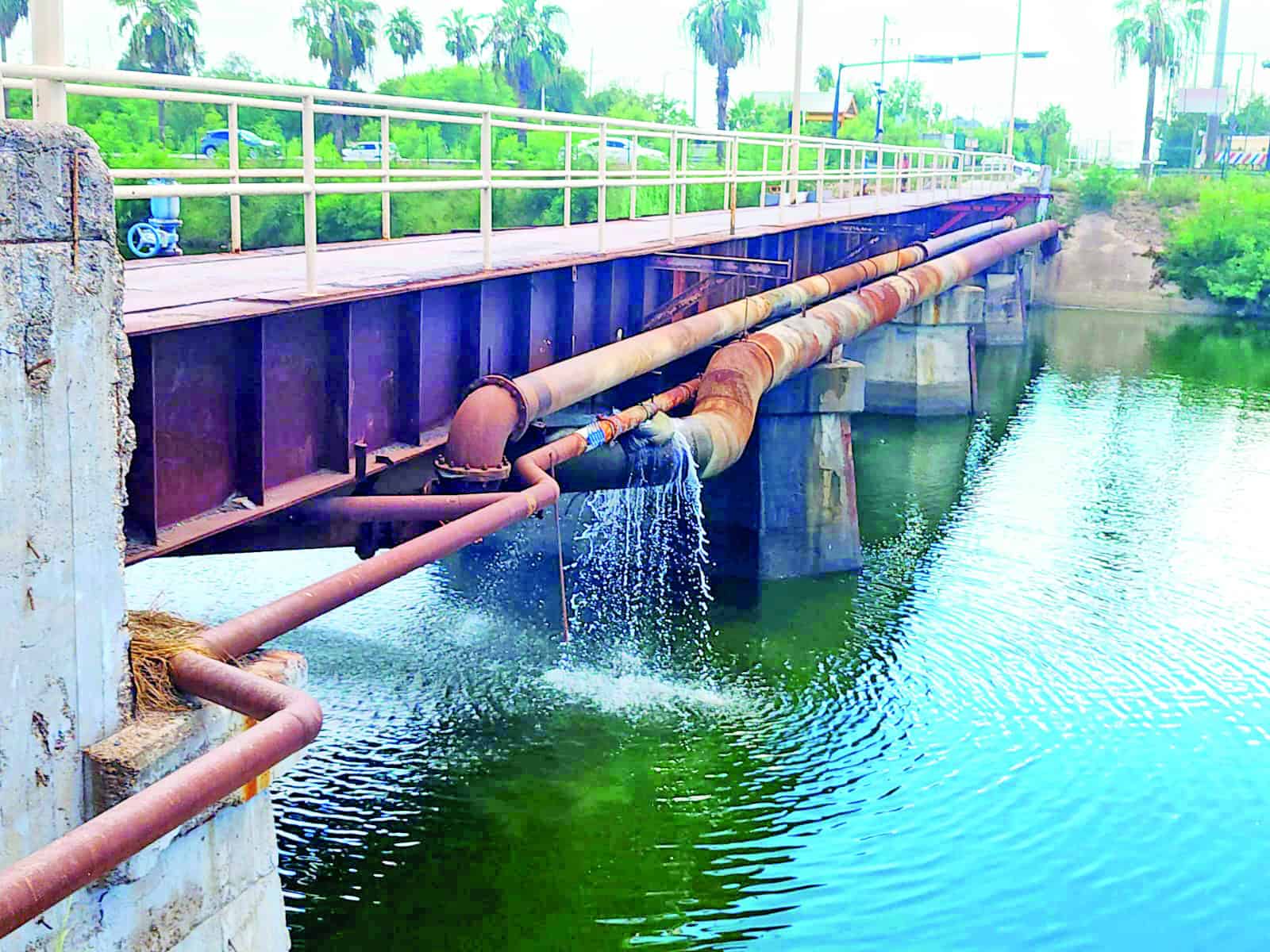 Dos fugas de agua por más de ...¡una década!