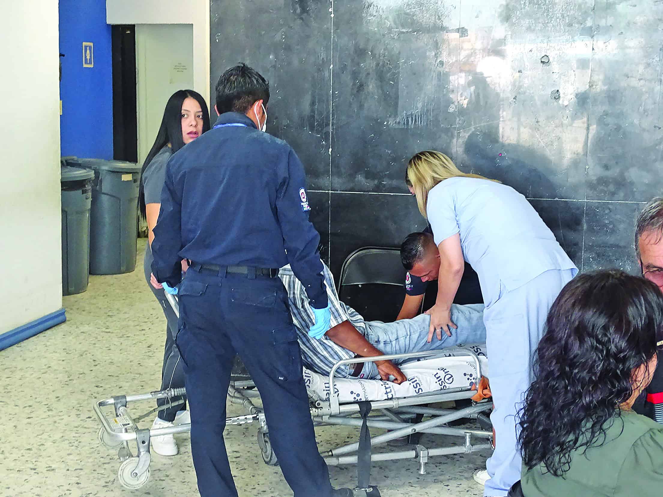 Se desploma en Palacio Municipal un adulto mayor