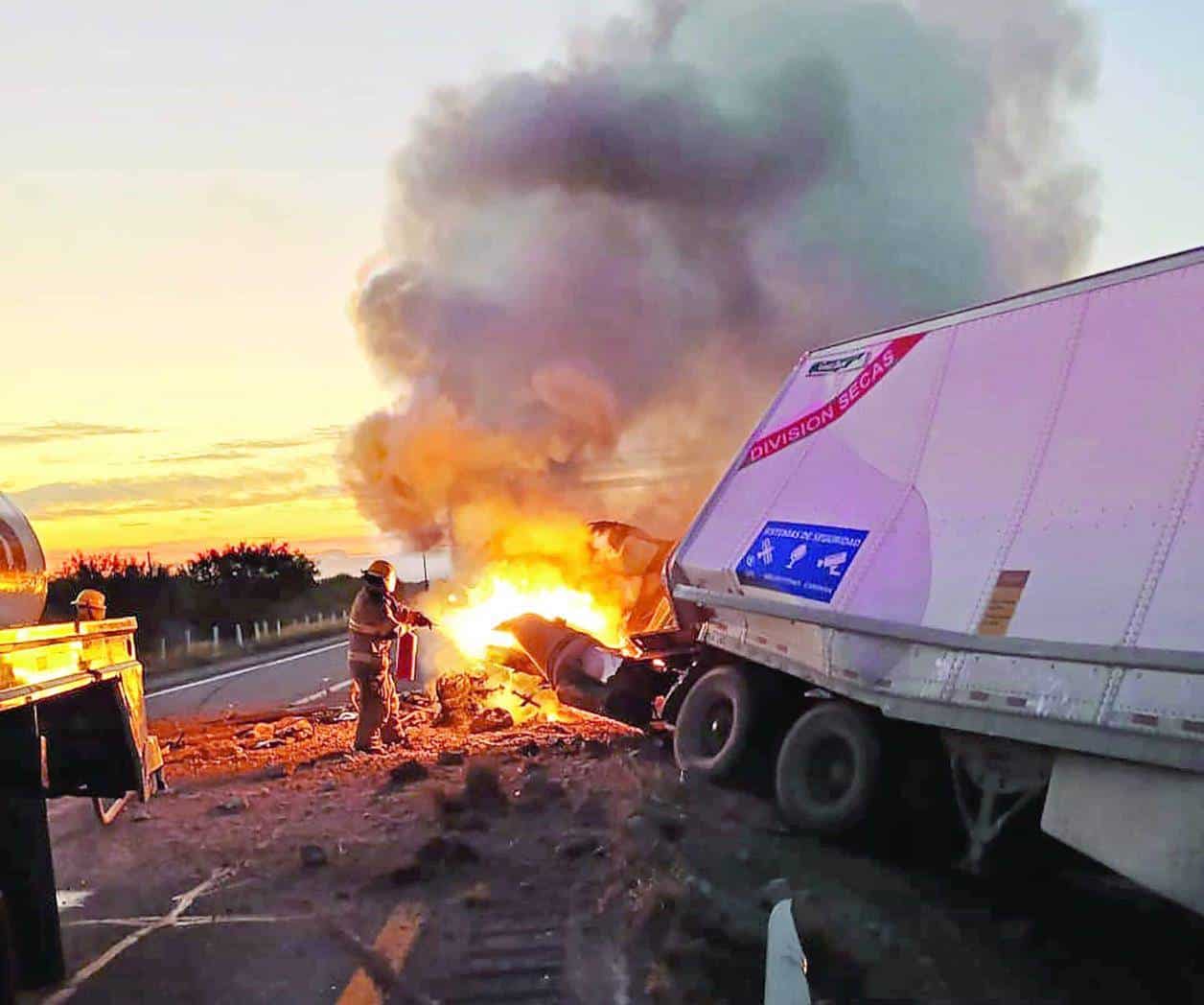 Arde tracto-camión tras fuerte choque
