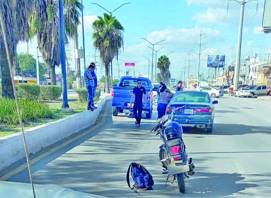 Invade carril y causa aparatosa carambola