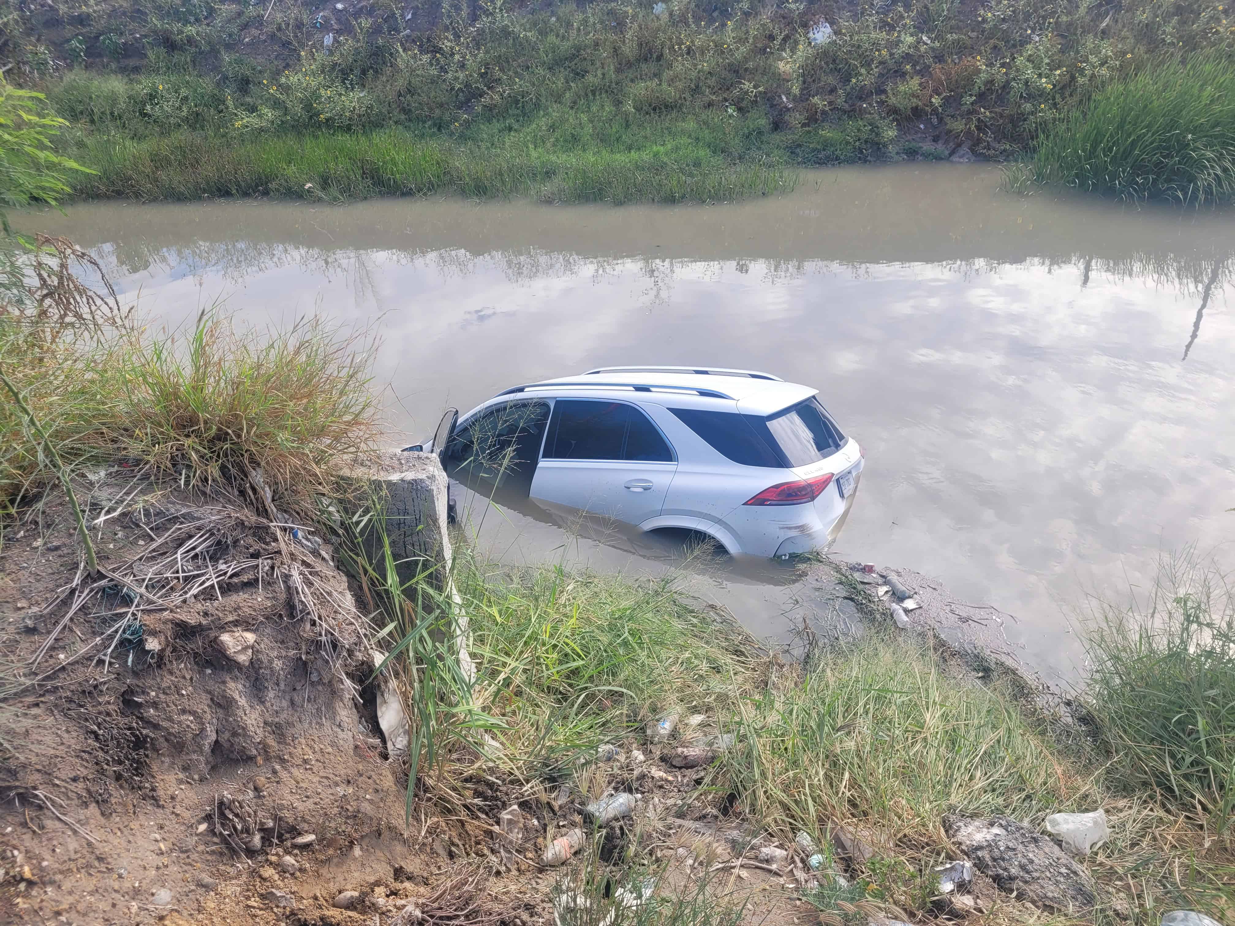 Automovilista cae con camioneta en canal Rodhe