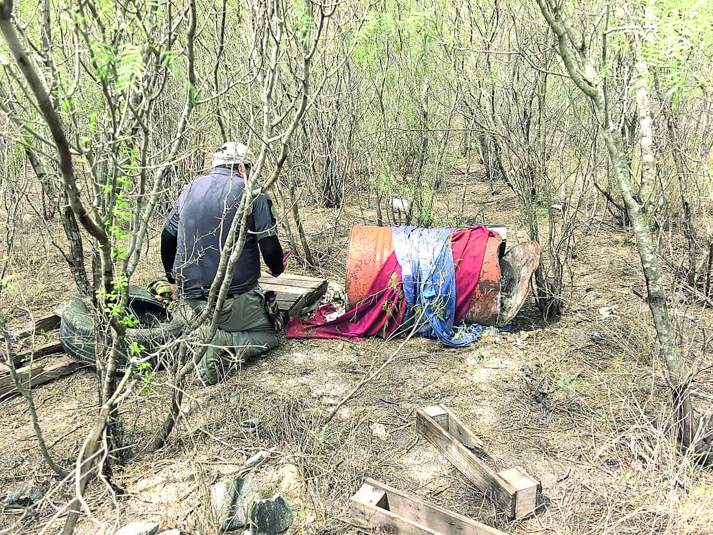 Colectivo descubre restos óseos en tambo metálico