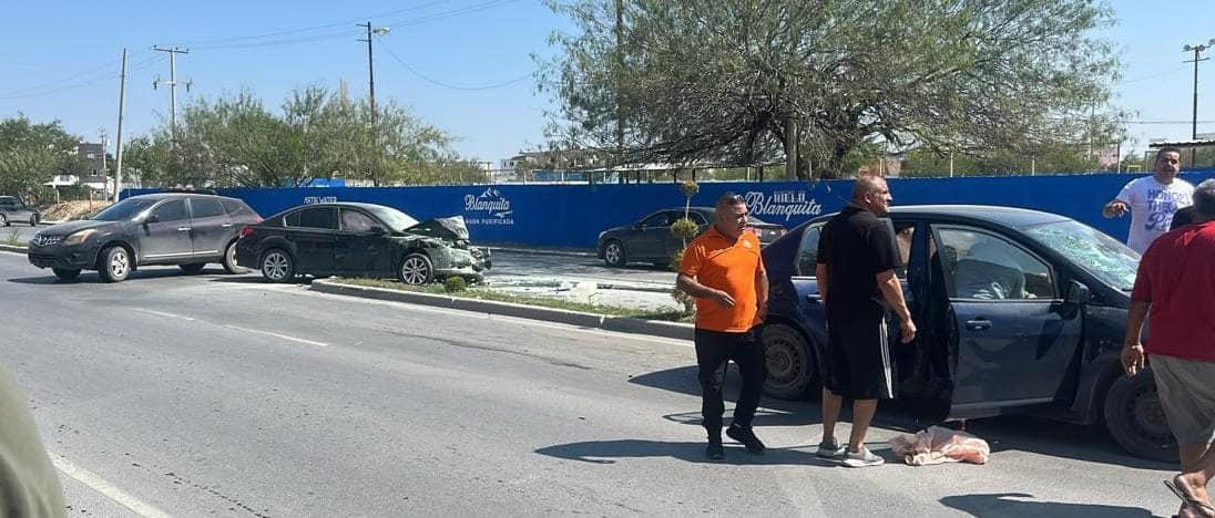 Accidente vehicular en la Aztlán por invasión de carril