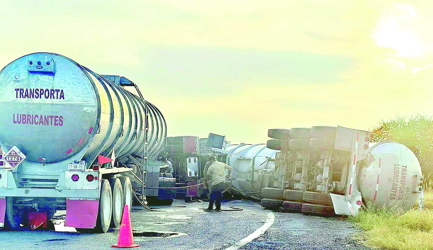 Pipa pierde vagón con hidrocarburo en carretera federal