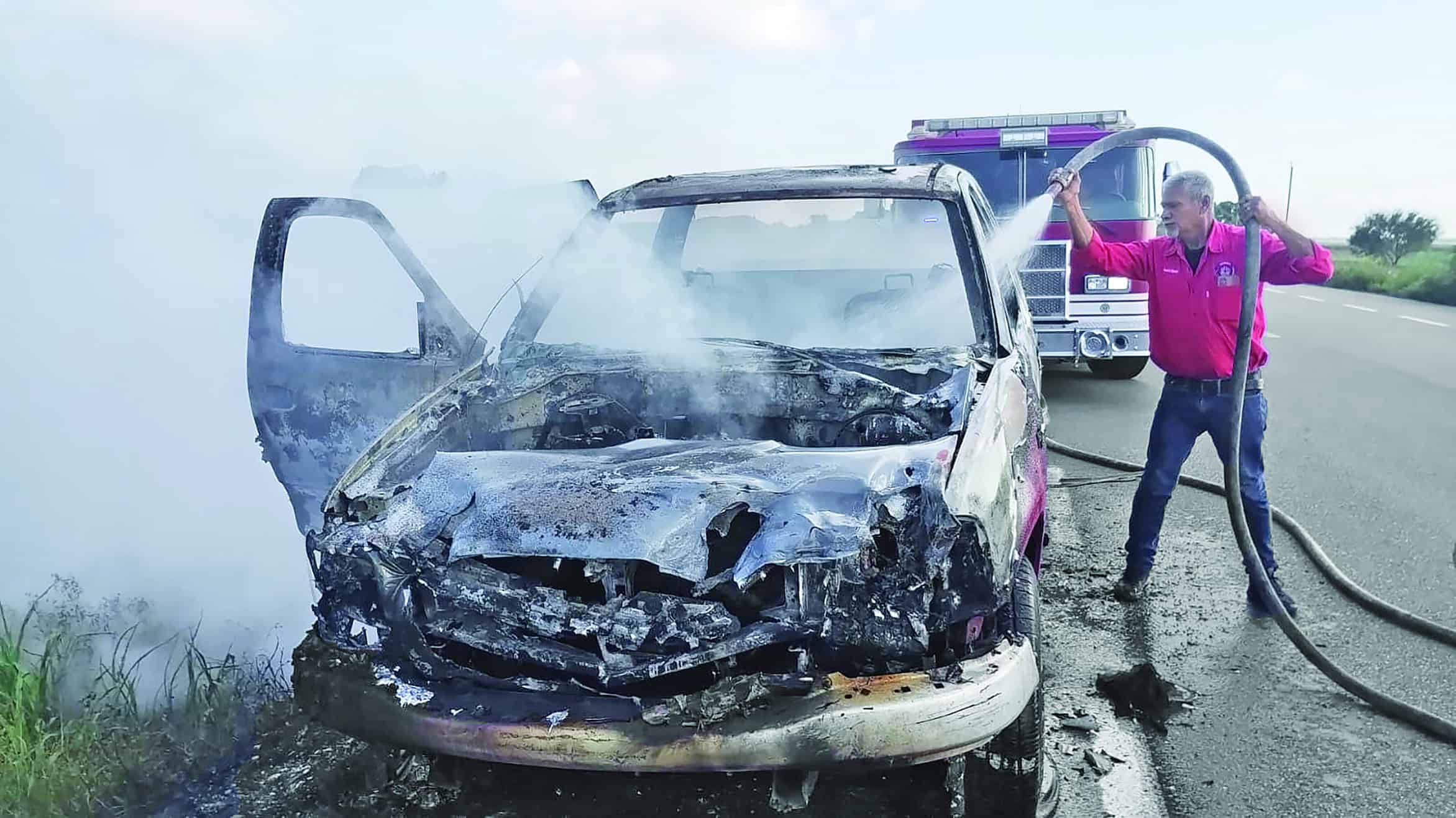 Bomberos de Valle Hermoso controlan incendio de camioneta