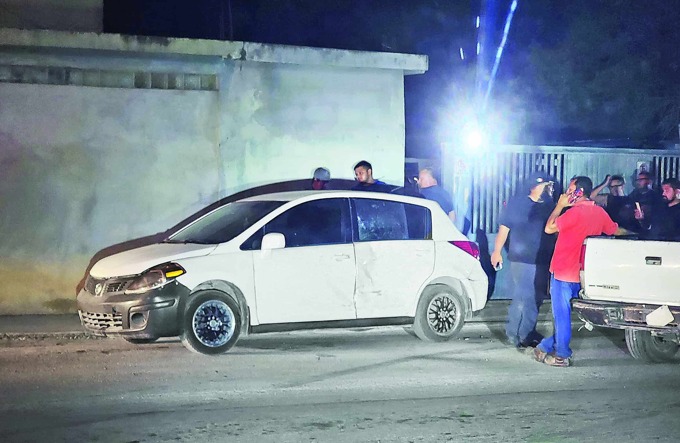 Conductor de camioneta se fuga tras impactar vehículo estacionado