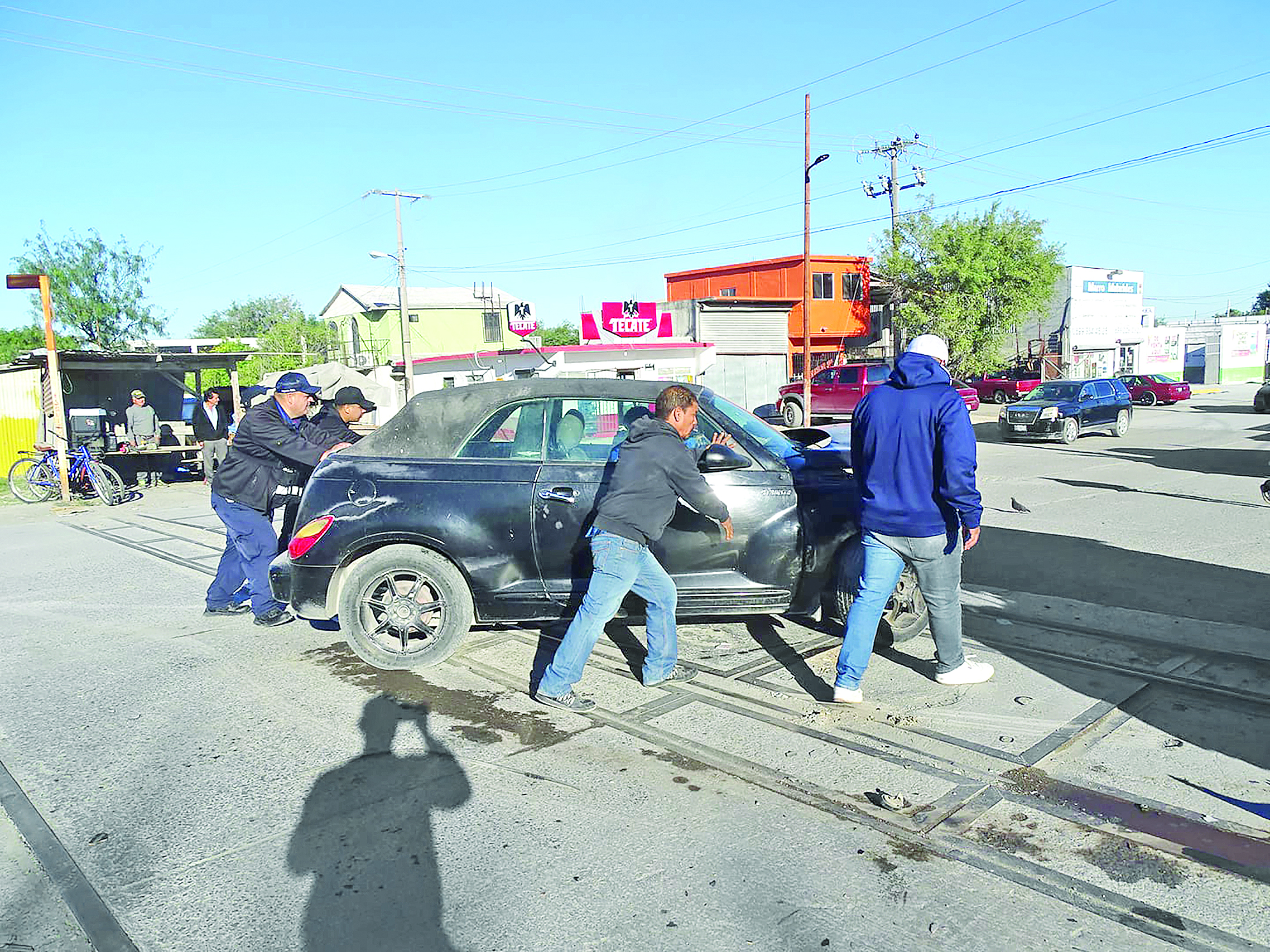 Madre e hija ilesas tras colisión con tren