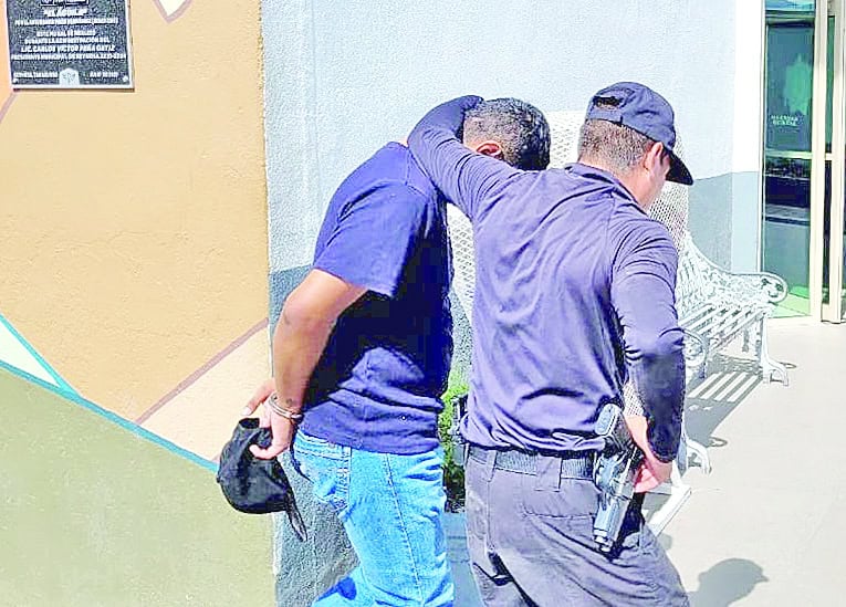 Guardia estatal detiene a hombre agresivo por violencia familiar