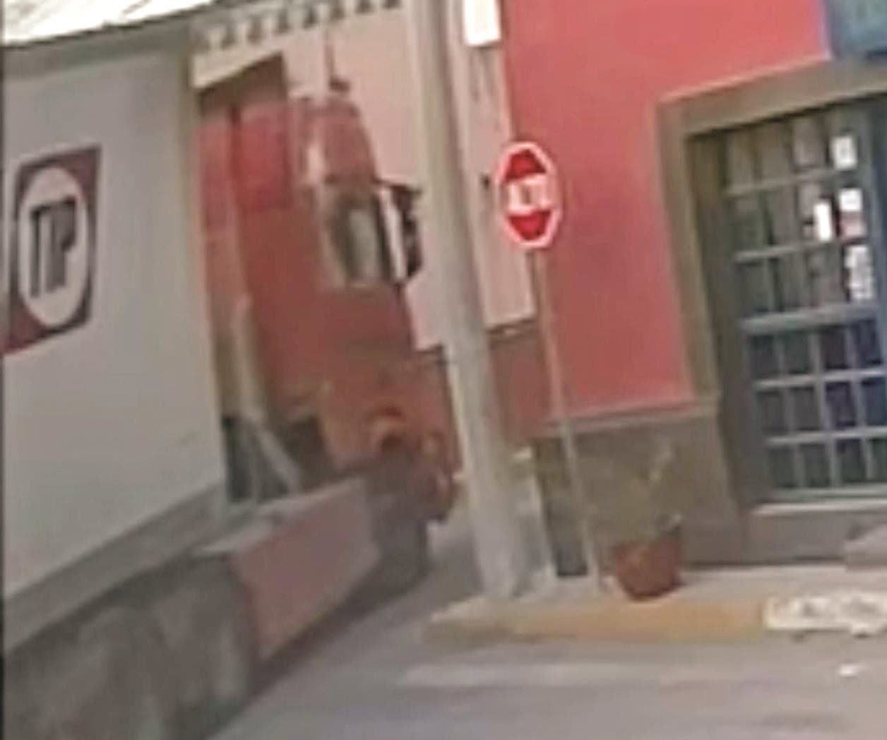 Tráiler en fuga causa daños materiales en zona comercial