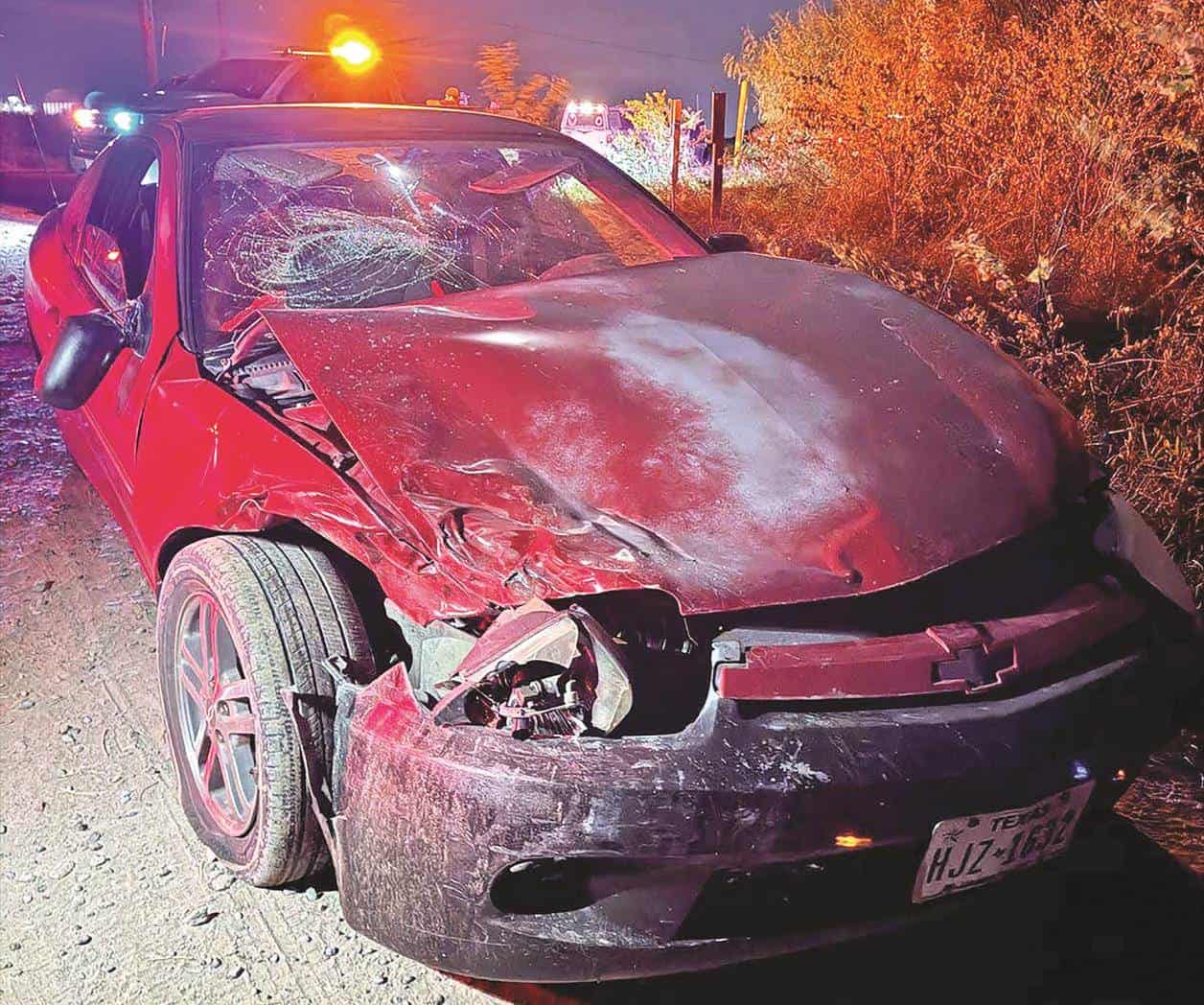 Pareja huye tras accidente con familia en carretera