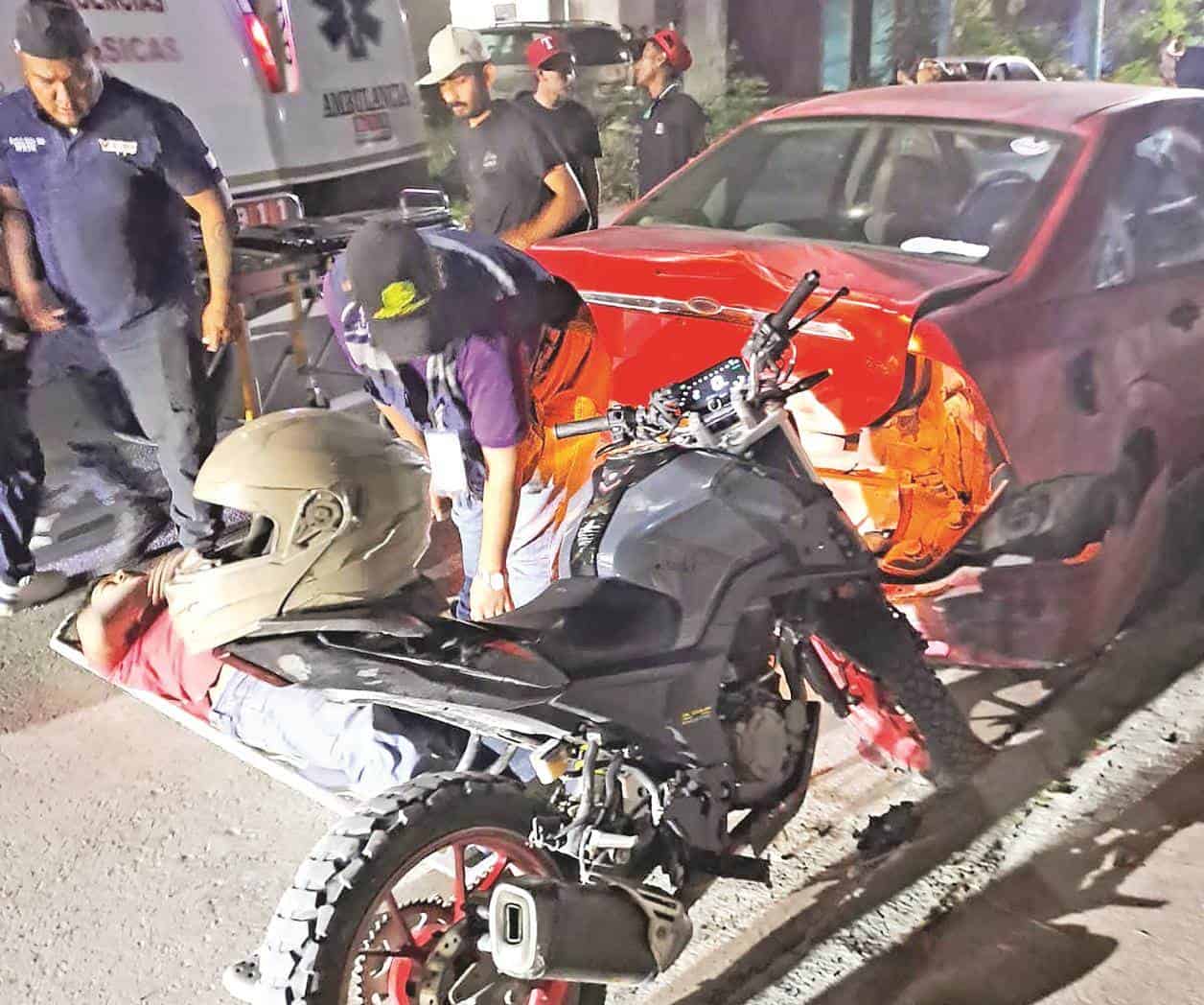 Motociclista choca contra auto estacionado en Las Flores