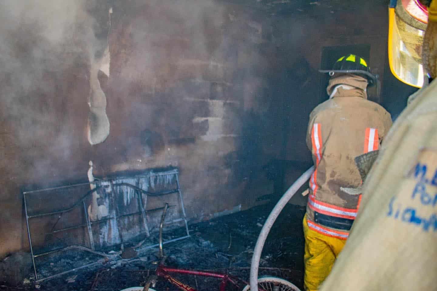 Vecinos se movilizan en incendios del Fraccionamiento Azteca