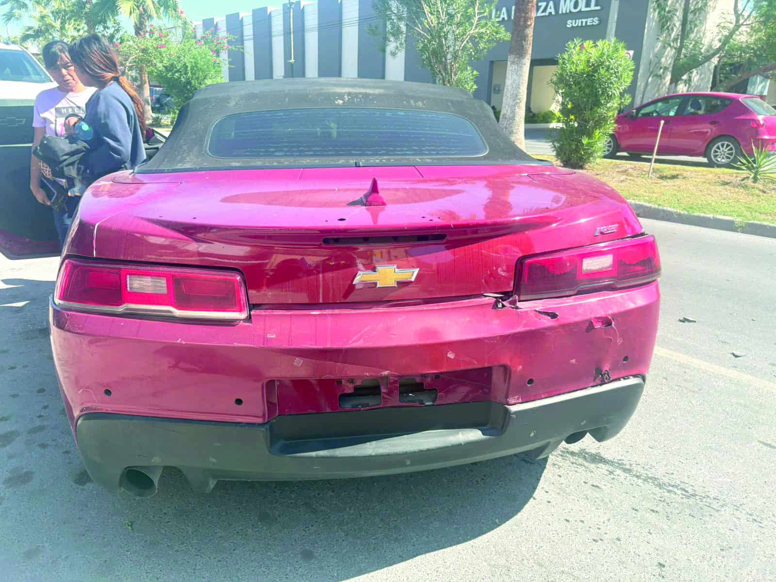Joven automovilista causa accidente y huye del lugar