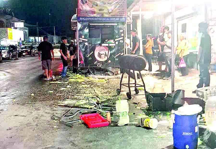 Camioneta impacta puesto ambulante en avenida 20 de Noviembre