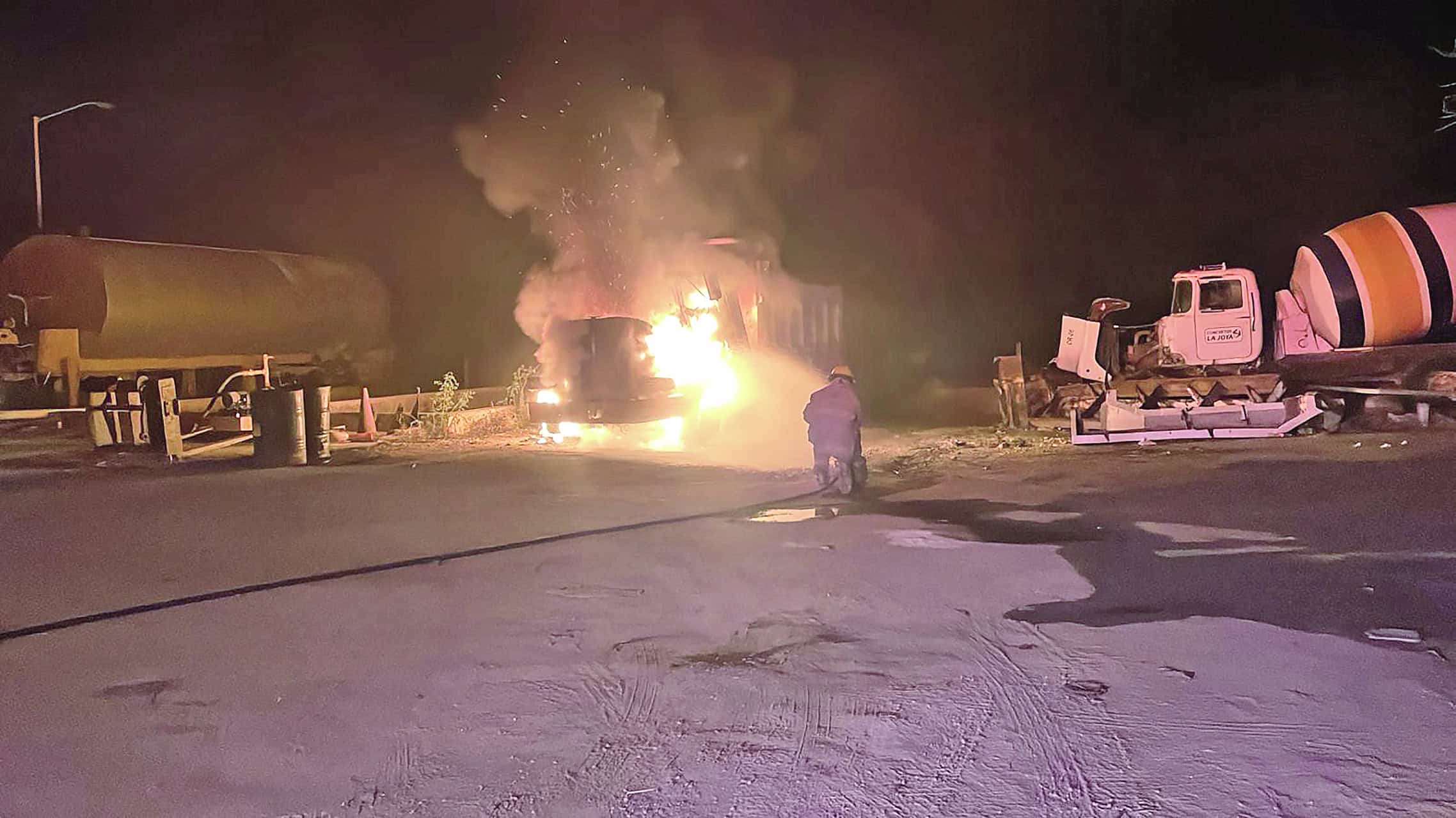 Corto circuito causa incendio en camión de volteo