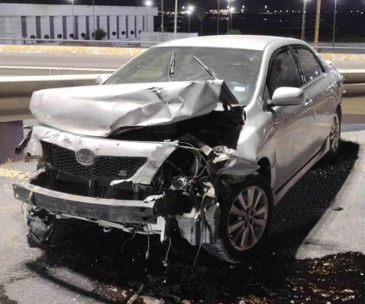 Automovilista deja vehículo destrozado al proyectarlo contra muro